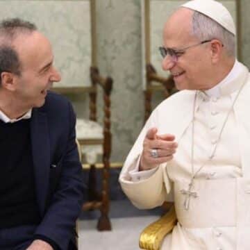 Roberto Benigni presenta su nuevo monólogo al Papa: “¡Qué bonito, habla de amor!”