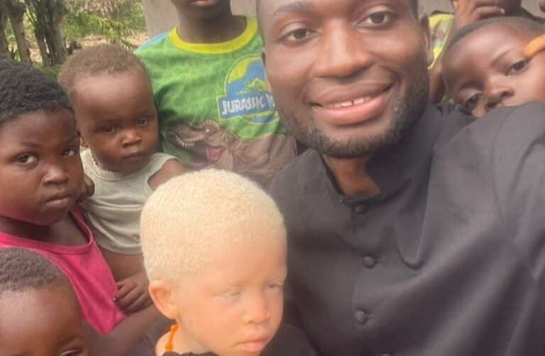 Lévi Kasongo con niño albino en RD Congo