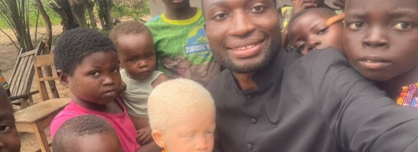 Lévi Kasongo con niño albino en RD Congo