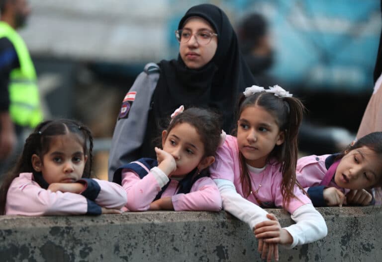 Jóvenes celebrando la visita del papa Leon XIV