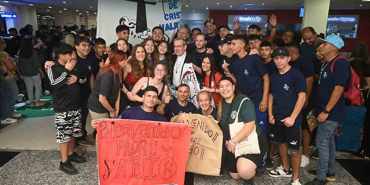 Llegada Ezeiza Con Jovenes