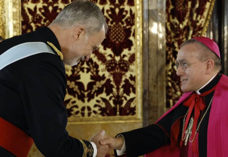 Presentación de cartas credenciales al rey