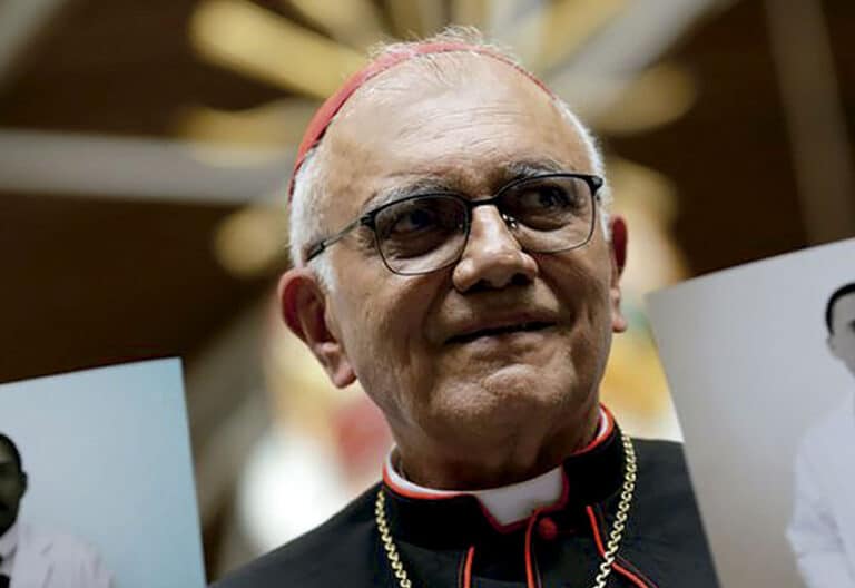 Cardenal Porras con imágenes del santo José Gregorio Hernández