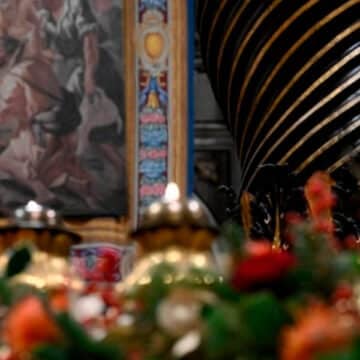 León XIV en su primera “misa del gallo”: La Navidad “no es una idea que resuelva todos los