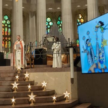 Gaudí ‘bendice’ a los Sembradores de Estrellas de Barcelona