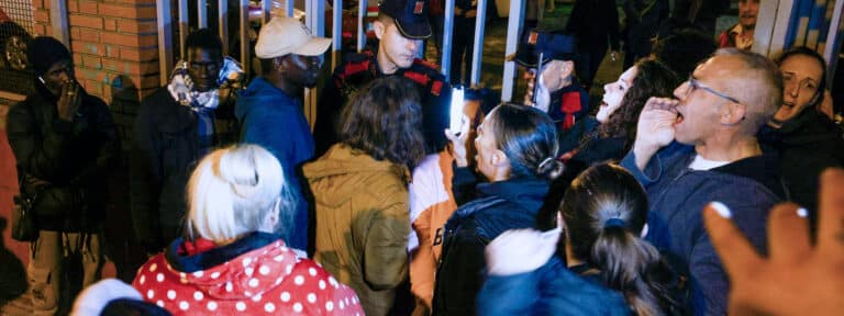 Un grupo de vecinos impide que una parroquia de Badalona acoja a desalojados del Instituto B9