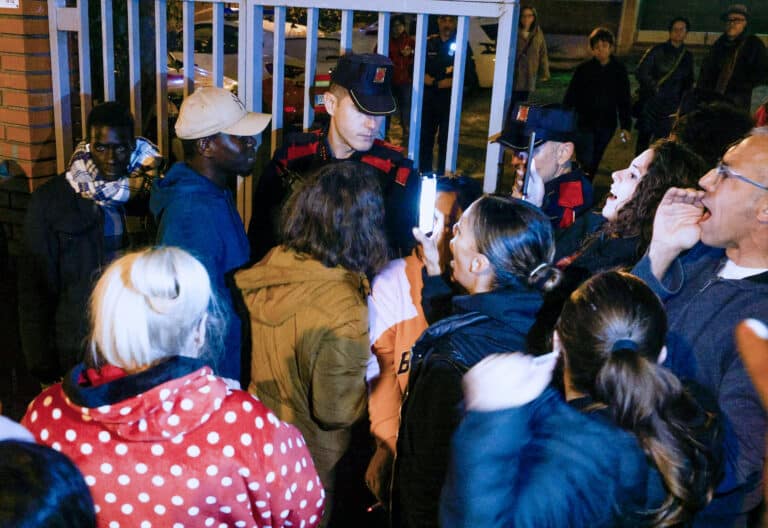 Un grupo de vecinos impide que una parroquia de Badalona acoja a desalojados del Instituto B9