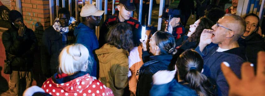 Un grupo de vecinos impide que una parroquia de Badalona acoja a desalojados del Instituto B9
