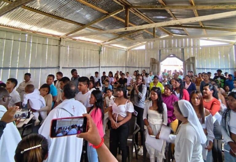 Los consolatos abren casa misionera en las orillas del río Caquetá al sur del Colombia