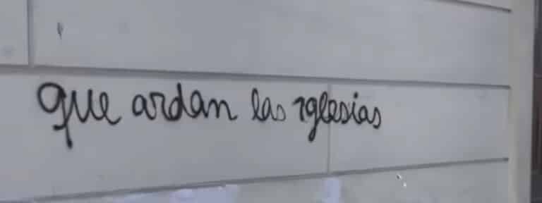 Pintadas en la catedral de Buenos Aires