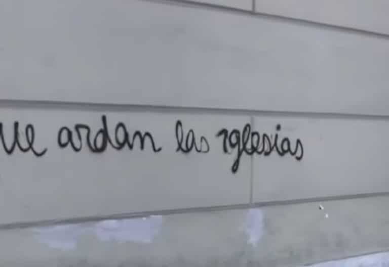 Pintadas en la catedral de Buenos Aires