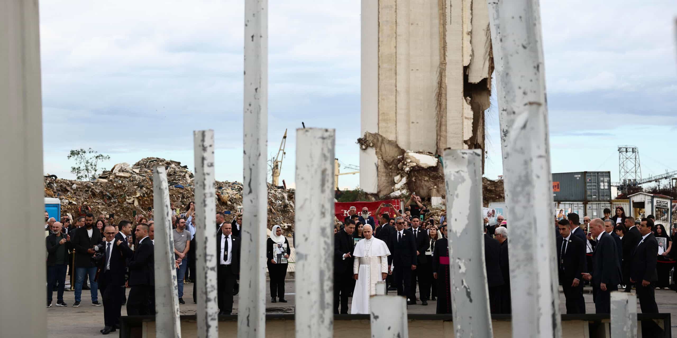 El papa León XIV reza ante el memorial por las víctimas de la explosión del puerto de Beirut en