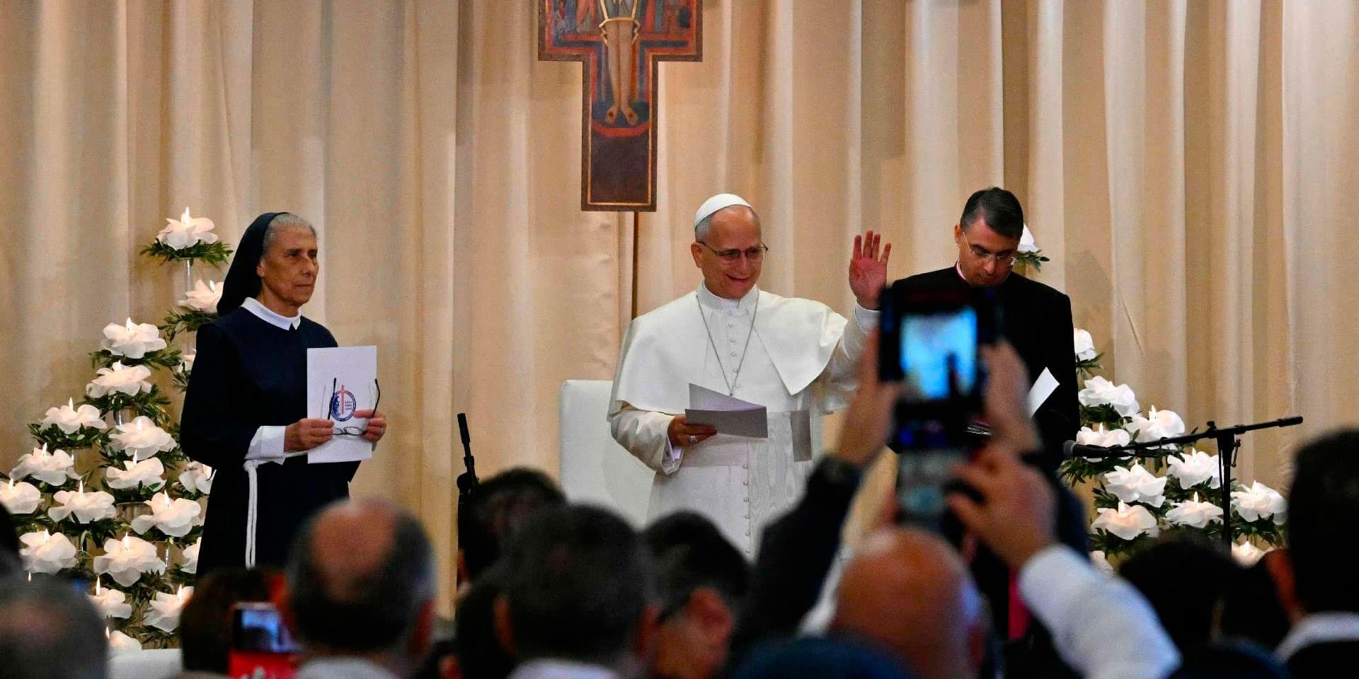El papa León XIV en su visita al Hospital de la Croix, en Líbano