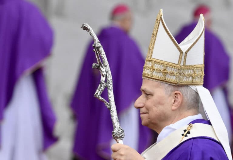 León XIV celebra la misa en el muelle de Beirut