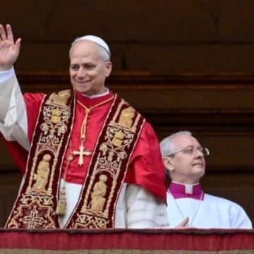 La tradición heredada por León XIV de felicitar en distintos idiomas