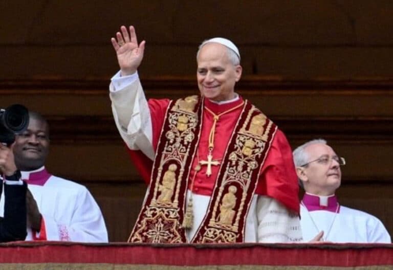 La tradición heredada por León XIV de felicitar en distintos idiomas