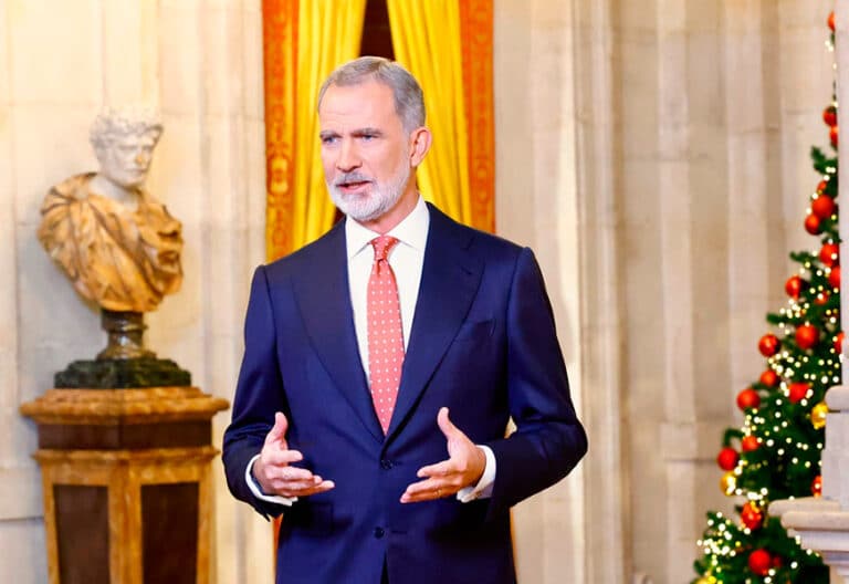 El rey Felipe VI mantiene el belén y su “Feliz Navidad” en el mensaje de Nochebuena