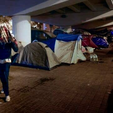 Unas 60 personas desalojadas en Badalona pasan la Nochebuena debajo de un puente. EFE