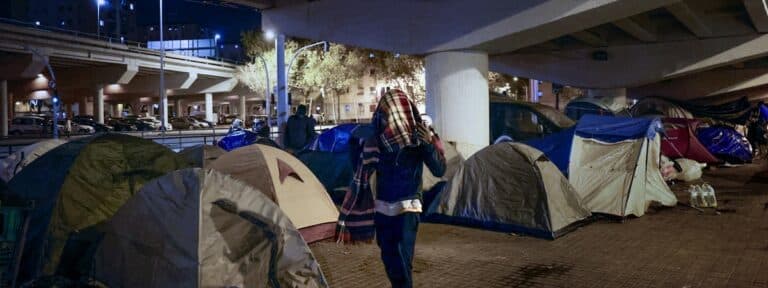 Unas 60 personas desalojadas en Badalona pasan la Nochebuena debajo de un puente. EFE