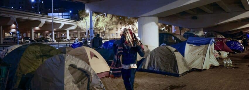 Unas 60 personas desalojadas en Badalona pasan la Nochebuena debajo de un puente. EFE