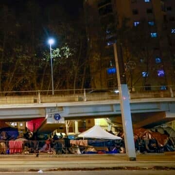 Unas 60 personas desalojadas en Badalona pasan la Nochebuena debajo de un puente. EFE