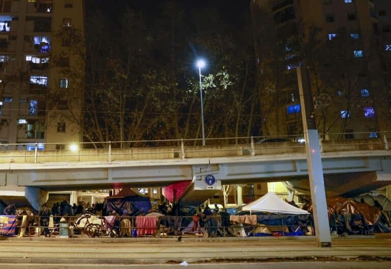 Unas 60 personas desalojadas en Badalona pasan la Nochebuena debajo de un puente. EFE