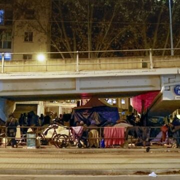 Unas 60 personas desalojadas en Badalona pasan la Nochebuena debajo de un puente. EFE