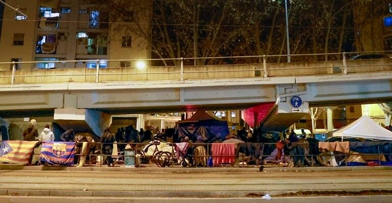 Unas 60 personas desalojadas en Badalona pasan la Nochebuena debajo de un puente. EFE