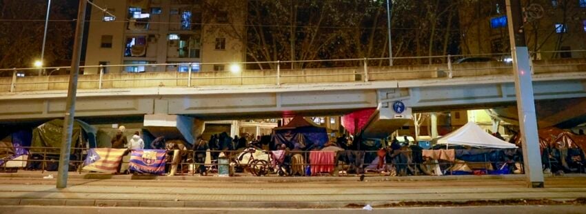 Unas 60 personas desalojadas en Badalona pasan la Nochebuena debajo de un puente. EFE