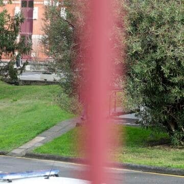 Dos ex clarisas de Belorado pasean por el hospital de Basurto