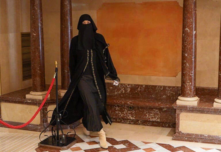 La diputada de Vox en Cartagena Virginia Martínez García ha entrado este miércoles al hemiciclo vistiendo un nicab negro con la intención de defender desde la tribuna de oradores su moción con ese atuendo. Vox proponía una moción para rechazar que se pueda vestir el burka y el nicab en espacios públicos.