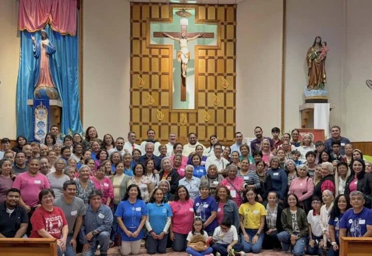 Padre David y su comunidad