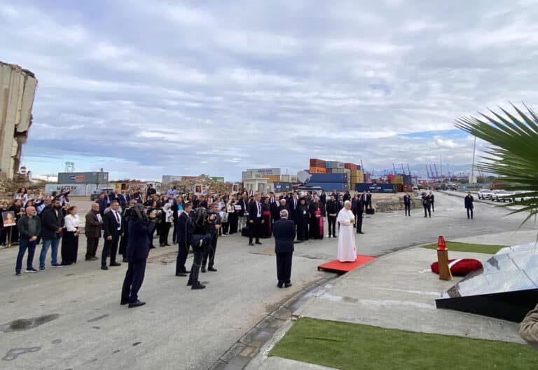 El papa León XIV reza ante el memorial por las víctimas de la explosión del puerto de Beirut en