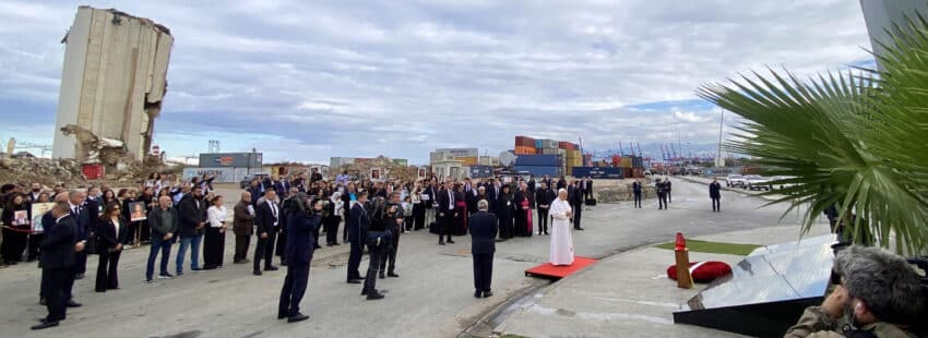El papa León XIV reza ante el memorial por las víctimas de la explosión del puerto de Beirut en