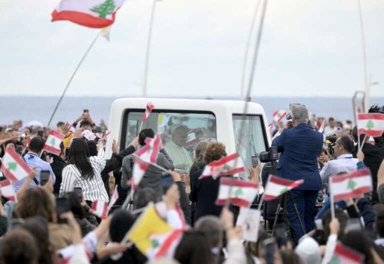 León XIV, en el papamóvil por Beirut