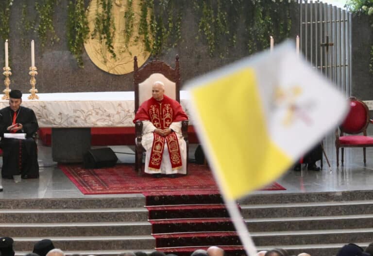 León XIV en su encuentro con la comunidad católica de Líbano