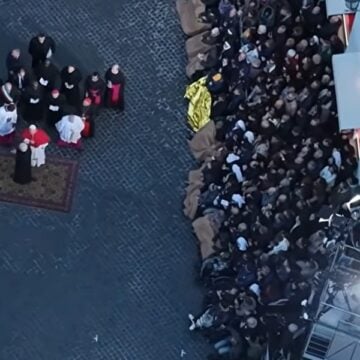 León XIV ante la Inmaculada de la Plaza de España
