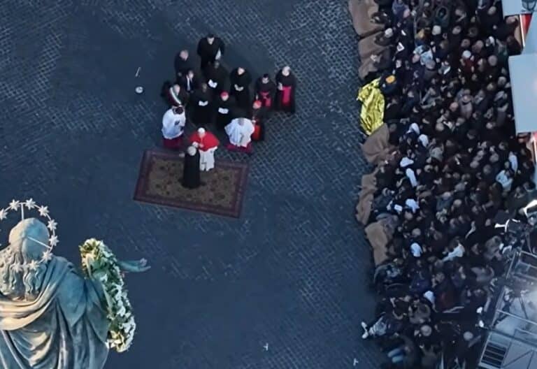 León XIV ante la Inmaculada de la Plaza de España