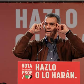 Pedro Sánchez en un mitin en Cáceres