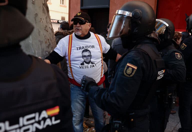 Protesta convocada por la organización juvenil Revuelta ante la sede nacional del PSOE