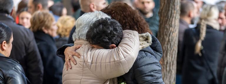 Familiares y amigos asisten a la misa funeral en memoria de los cuatro miembros de la familia Zamorano-Álvarez fallecidos el pasado domingo en el trágico accidente ferroviario que tuvo lugar en Adamuz (Córdoba)