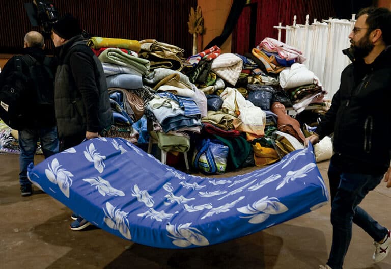 Vecinos de Adamuz (Córdoba) ayudan con mantas y colchones para acoger a los familiares de las