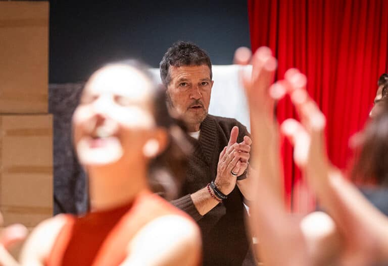 Antonio Banderas, director de 'Godspell' con el equipo