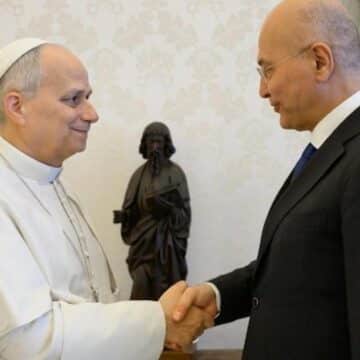 León XIV con el Alto Comisionado para los Refugiados de ACNUR, Barham Salih