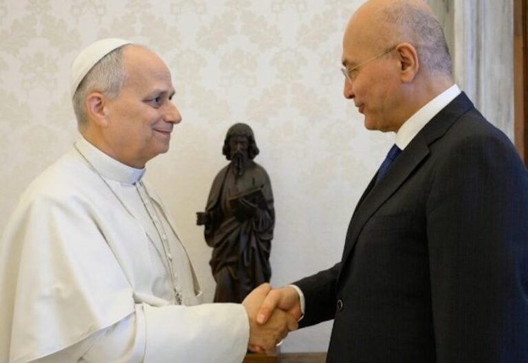 León XIV con el Alto Comisionado para los Refugiados de ACNUR, Barham Salih