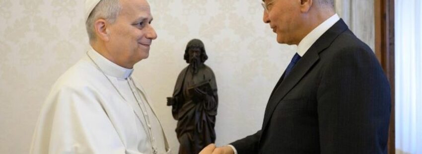 León XIV con el Alto Comisionado para los Refugiados de ACNUR, Barham Salih