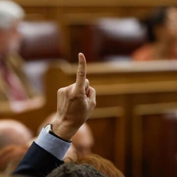 Dedo levantado pidiendo el turno de palabra en el Congreso de los Diputados