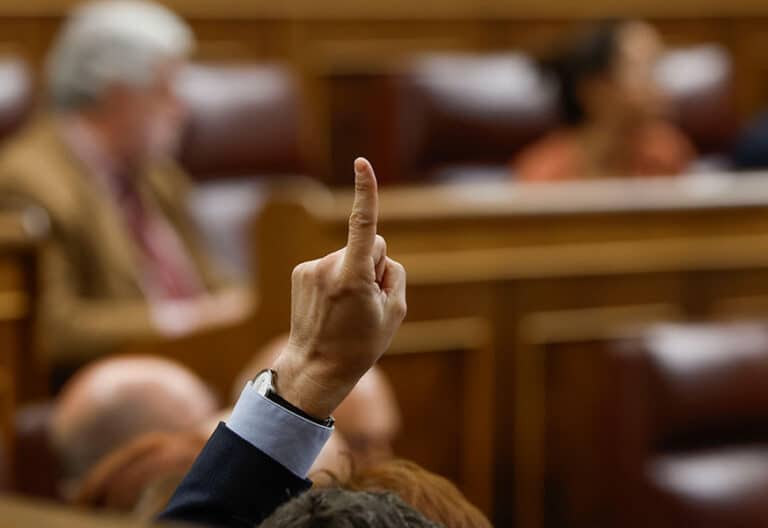 Dedo levantado pidiendo el turno de palabra en el Congreso de los Diputados