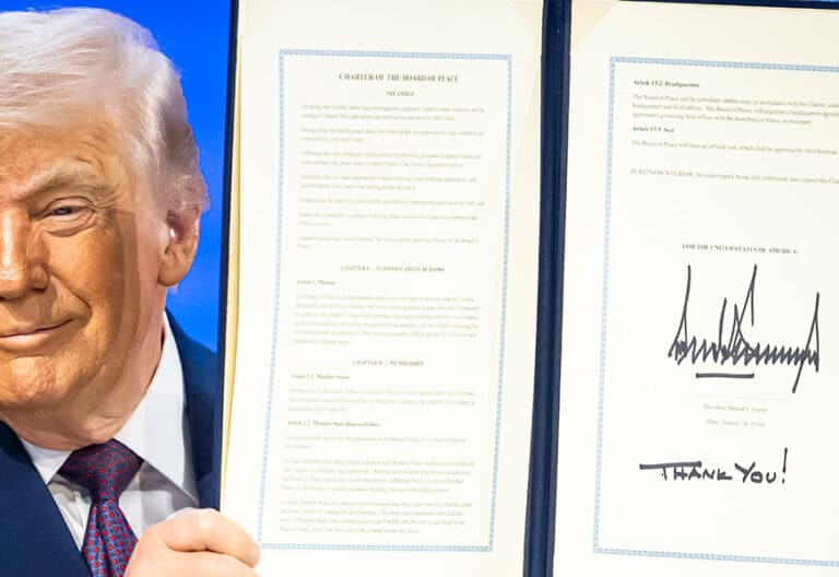 El presidente de Estados Unidos, Donald Trump, sostiene una carta fundacional firmada en la reunión de la "Junta de la Paz", durante la 56.ª reunión anual del Foro Económico Mundial (FEM), en Davos, Suiza