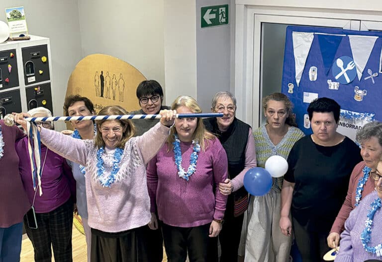 Ofrece un hogar y acompañamiento estable a mujeres con enfermedad mental grave que vivían en